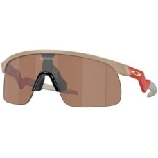 Oakley Прямоугольные солнцезащитные очки OJ9010 Resistor, стильный молодежный дизайн, ударопрочные, линзы Prizm Бежевый (Matte Terrain Tan/Prizm Tungsten)